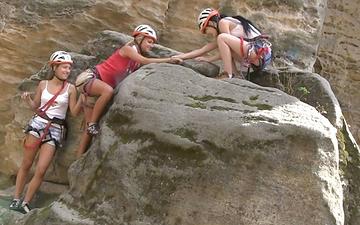 Télécharger Sara, timea bela and whitney conroy like to climb naked