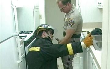 Downloaden Two cops and a fireman blow each other in the kitchen