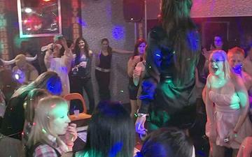 Scaricamento Regular european chicks attend a sex party and have wild sex with strangers