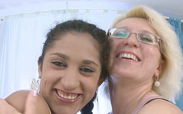 Herunterladen Jana has her first lesbian experience with the older milf july 