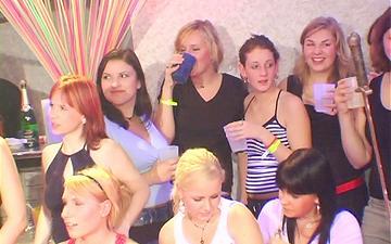 Herunterladen Amateur ladies get it on with male strippers