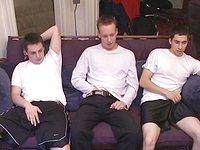 Jetzt beobachten - Three horny college jocks have a threesome