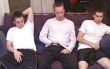 Herunterladen Three horny college jocks have a threesome