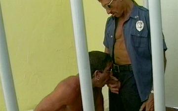 Scaricamento Hunky uniformed cop and muscled bear prisoner suck and fuck