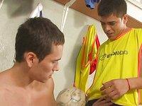 Guarda ora - Athletic twinks suck and fuck in locker room in soccer-themed sex scene