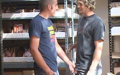 Jetzt beobachten - Scruffy amateur jocks koston cash and lucky dc suck and fuck in storeroom