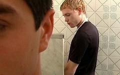 Ver ahora - Athletic european twinks swap blowjobs in a public restroom