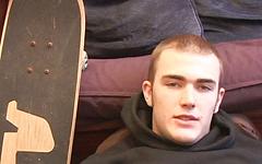 Kijk nu - Scruffy amateur jock christian wilde masturbates next to a skateboard