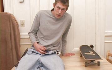 Downloaden Scruffy and athletic brent stenson masturbates next to a skateboard