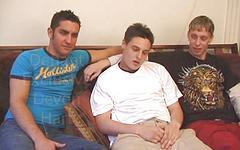 Guarda ora - Amateur straight dudes have an anal threesome