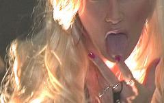 Brittany Andrews en Cynthia Pendragon geven toe aan hun remmingen - movie 1 - 2