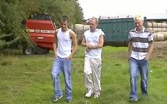 Ver ahora - Three european twinks have a bareback threesome outdoors