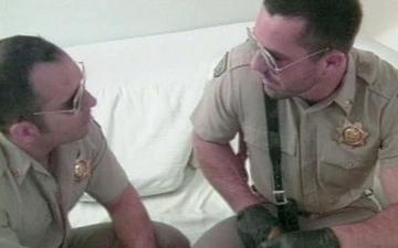 Télécharger Enjoying some cop costume play these two mature muscle men have anal