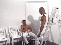 Regarde maintenant - Two white muscle hunks fuck hard