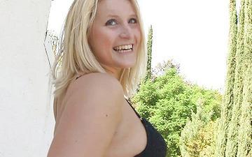 Herunterladen Blondine mit großen titten savannah parker tauscht oralsex mit einem schwarzen mann