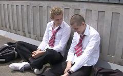 Jetzt beobachten - British twinks take off their school uniforms to suck and fuck