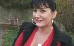 Kijk nu - Olga is an older brunette that gives her boyfriend a quickie in the park