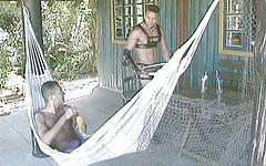 Jetzt beobachten - Latino hunks fuck on the back patio