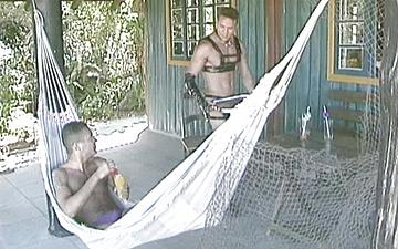 Descargar Latino hunks fuck on the back patio