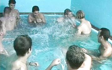 Descargar Hung white jocks fuck in a public pool