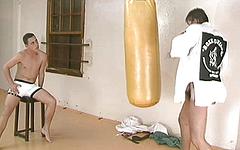 Jetzt beobachten - Boxer stud pedro slams his hot trainer's hole after hitting the heavy bag