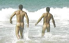 Jetzt beobachten - Bronzed rio buddies splash in warm surf and fuck holes in steamy jungle