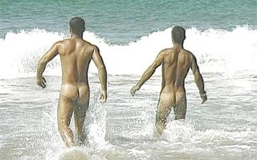 Herunterladen Bronzed rio buddies splash in warm surf and fuck holes in steamy jungle