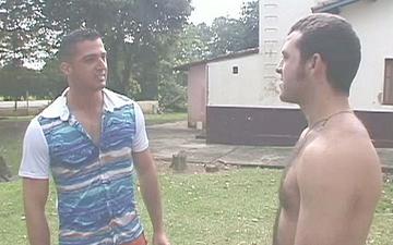 Herunterladen Rio muscle studs fuck and finger each others' hot butts in green shady park