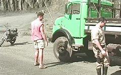 Kijk nu - Muscle hunks have rough sex on a gravel road