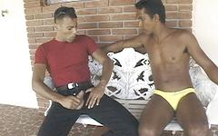 Regarde maintenant - Toned latino jocks suck cock and fuck outdoors