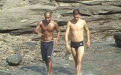 Guarda ora - Hung latino stud fucks a black hunk by the ocean