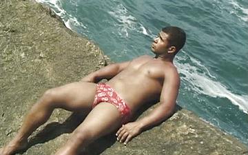 Herunterladen Thick latino hunks rim and fuck on the rocks by the beach