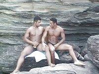 Regarde maintenant - Latino muscle jocks have rough public sex by the beach