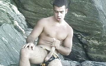 Downloaden Hunky jocks have an interracial threesome by the ocean