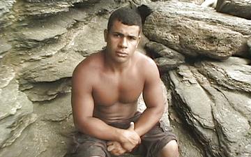 Herunterladen Latino surfer jocks fuck outside on the beach