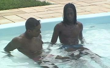 Herunterladen Black hung studs fuck by the pool