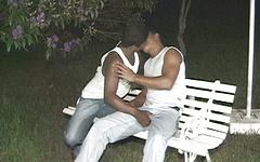 Kijk nu - Black jocks have a threesome at night in the park