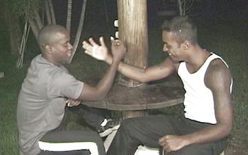 Downloaden Armwrestling black jocks have anal sex outside at night.