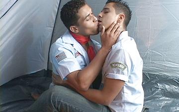 Descargar 18-year old scouts have a threesome in a tent