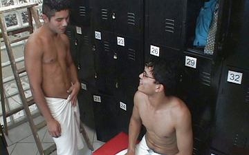 Downloaden Latino jocks fuck in the gym locker room