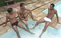 Guarda ora - Latino muscle jocks have a threesome by the pool