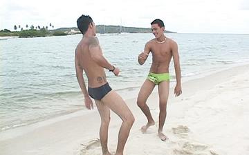 Scaricamento Latino jocks fuck on a public beach