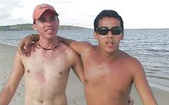 Ver ahora - White jock rims and fucks his latino buddy on the beach