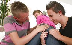 Jetzt beobachten - Nineteen-year old twinks have a bareback threesome