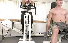 Regarde maintenant - Muscle jocks fuck bareback at the gym