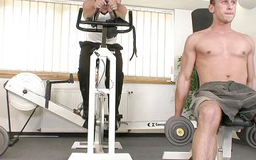 Télécharger Muscle jocks fuck bareback at the gym