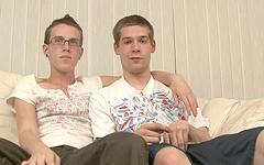 Regarde maintenant - Slim twink studs dustin revees and j.j. fuck skin to skin bareback