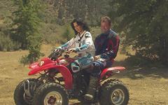 Regarde maintenant - Lezley gets penetrated on the dirtbike