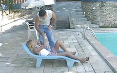 Jetzt beobachten - Marcia a blonde latina shemale gets picked up poolside and has anal