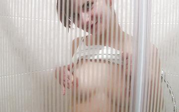 Télécharger 18 year old redhead cute masturbates in the shower.